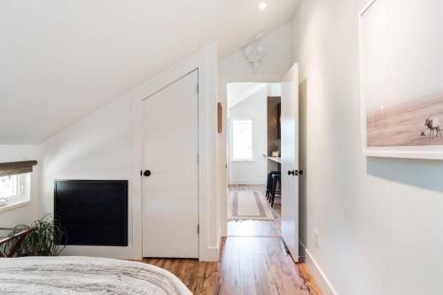 Sit Fireside in a Hip Guesthouse with a Balcony in Denver, USA