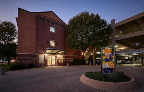 A szálláshely kívülről, The West End near St. Louis Bazilika Katedrális