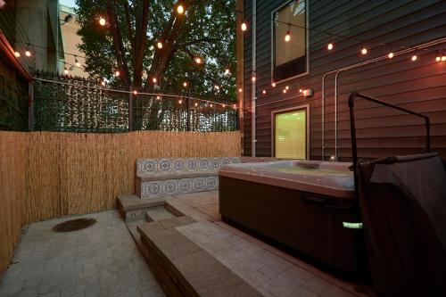 Pezsgőfürdő, The West End near St. Louis Bazilika Katedrális