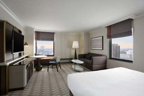 Larger Guest Room, King Bed image 4
