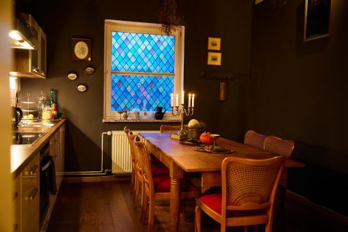 Wizard Apartment Hamburg - 3 Schlafzimmer - 156 qm mit Dachterrasse - bis 10 Personen - Dusche & Badewanne - Küche - Smart TV - kostenloser Parkplatz, Hamburg (Foto 10)