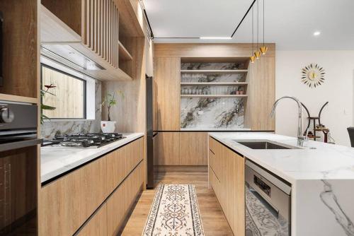 Greenstead Retreat 11 beds, 8 bedrooms, 5 baths, Auckland