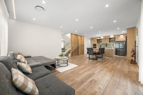 Greenstead Retreat 11 beds, 8 bedrooms, 5 baths in Flat Bush