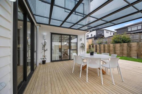 Greenstead Retreat 11 beds, 8 bedrooms, 5 baths in Flat Bush