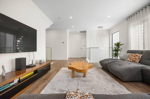 Greenstead Retreat 11 beds, 8 bedrooms, 5 baths in Flat Bush