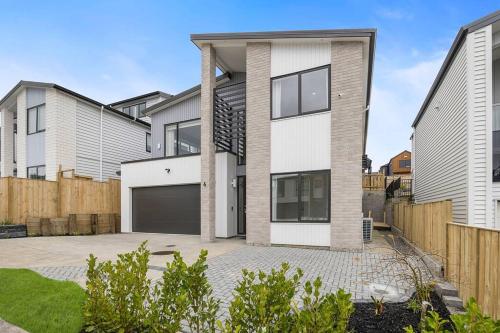 Greenstead Retreat 11 beds, 8 bedrooms, 5 baths in Flat Bush