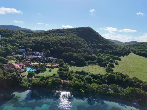 Exterior view, Studio les pieds dans l'eau avec une base de loisir dans un lieu idyllique- The B-Caritan studio in Sainte-Anne