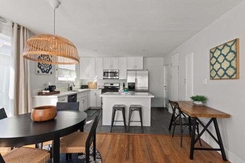 6 Bedroom Family Getaway Walk to Law Street Beach in San Diego, USA