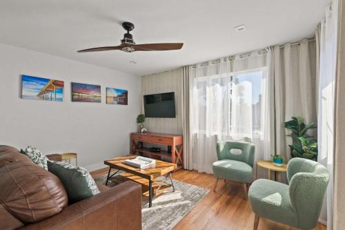 6 Bedroom Family Getaway Walk to Law Street Beach in San Diego, USA