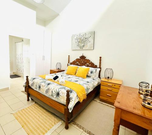 1 queen bed, 1 double bed