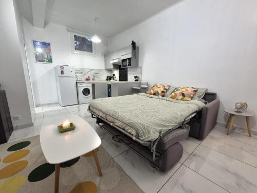 Studio renove au centre ville (15 min de la plage) in Le Piol