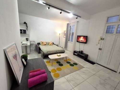 Studio renove au centre ville (15 min de la plage) in Le Piol