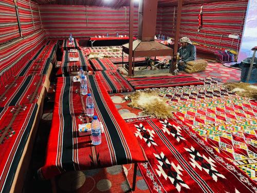 zonă comună salon/TV, Emad wadi rum camp in Wadi Rum