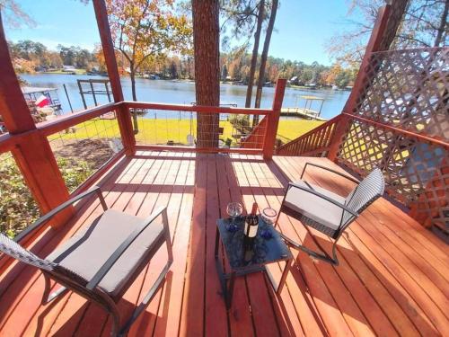 . Newly Remodeled Lakehouse on Private Lake sleeps 8