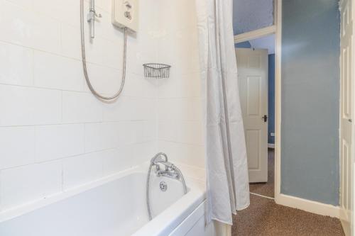 Dusche, HIGH STREET APARTMENT, SLEEPS 6 GUESTs! in Nuneaton