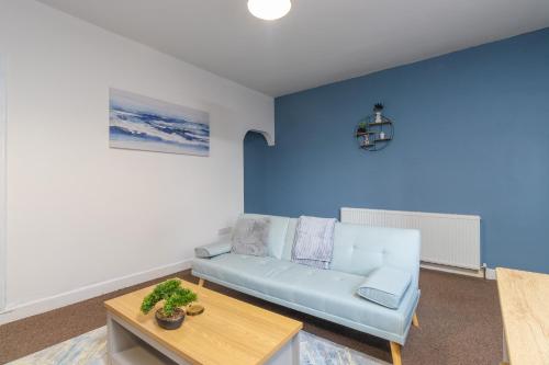 HIGH STREET APARTMENT, SLEEPS 6 GUESTs! in Nuneaton