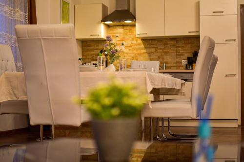 廚房, Großes, vollausgestattes Apartment fur 5 Personen mit WLAN, vollausgestatteter Kuche, Waschmaschine  in 克里米喬