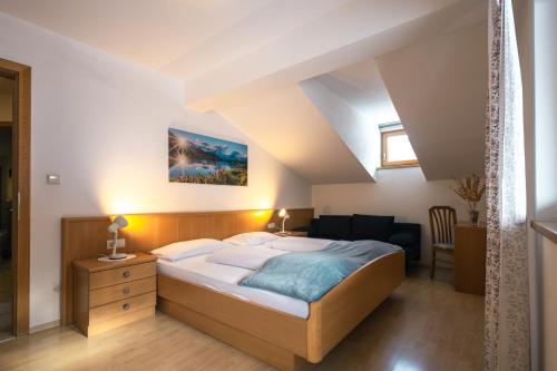 1 queen bed, 2 sofa beds