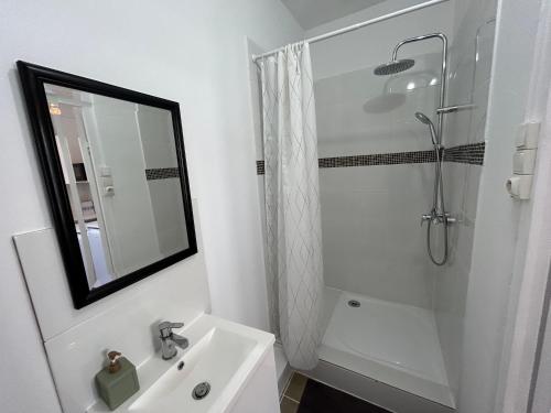 ฝักบัว, Studio Cosy Charme Ancien in ทิซี-เล-บูร์ฌ