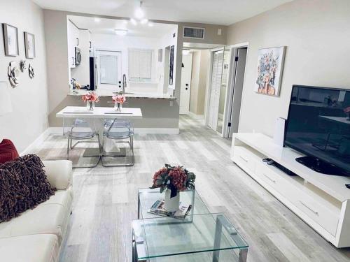 Modern 1BR 1BA Condo 1Block to Aventura Mall in Aventura, USA