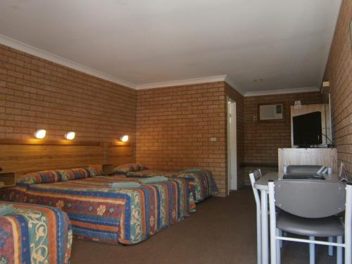1 double bed, 2 twin beds