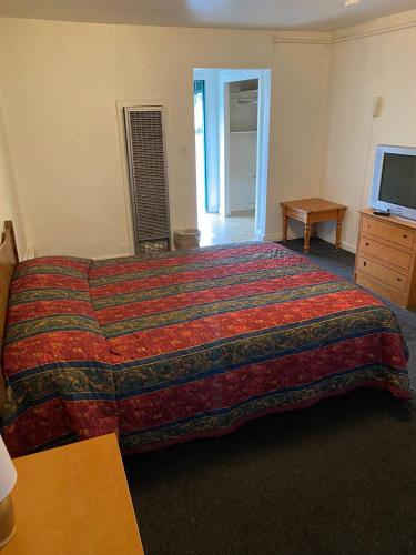 Tacoma Center Motel 5