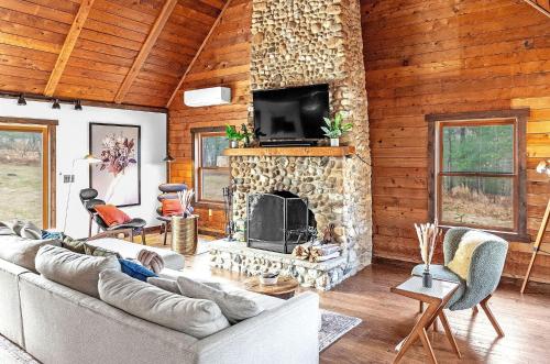 Secluded Forest Cabin Retreat with Pool & Hot Tub home in Effort, USA