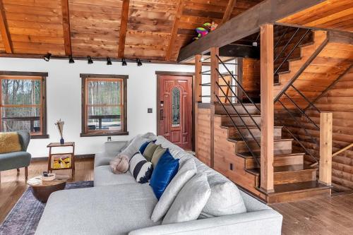Secluded Forest Cabin Retreat with Pool & Hot Tub home in Effort, USA