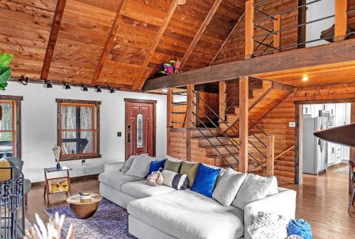 Secluded Forest Cabin Retreat with Pool & Hot Tub home in Effort, USA