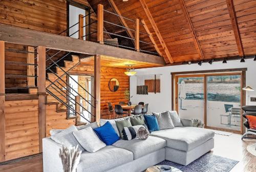 Secluded Forest Cabin Retreat with Pool & Hot Tub home in Effort, USA