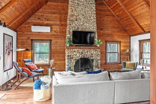 Secluded Forest Cabin Retreat with Pool & Hot Tub home in Effort, USA