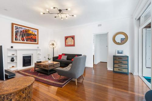 Art-Deco Gem in Midlothian Opposite Beach in Bellevue Hill