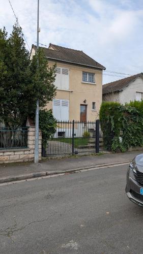 Зовнішній вигляд готелю, Studio calme dans un quartier résidentiel - Proche Paris (Studio calme dans un quartier residentiel - Proche Paris) in Карьера-сюр-Сен