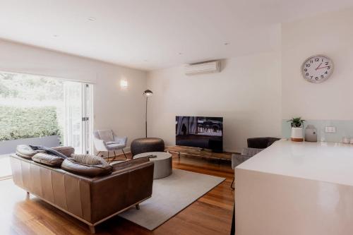 Modern Home in Sandy Bay - Sleeps 8 Guests