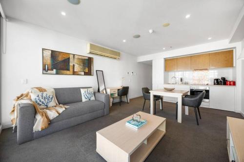The Balfours Haven - 1BR CBD with Wifi Parking - image 4