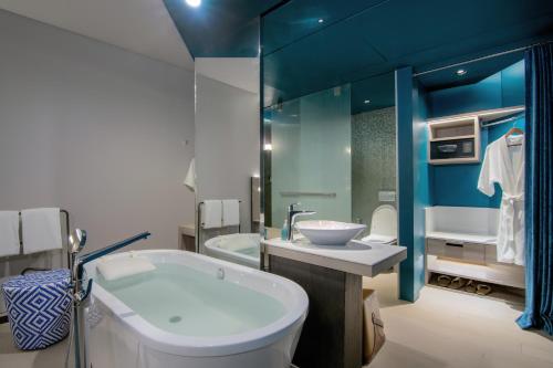 room detail thumbnail 2