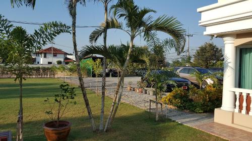 Garden, East Shore Pattaya Resort in Mabprachan Reservoir