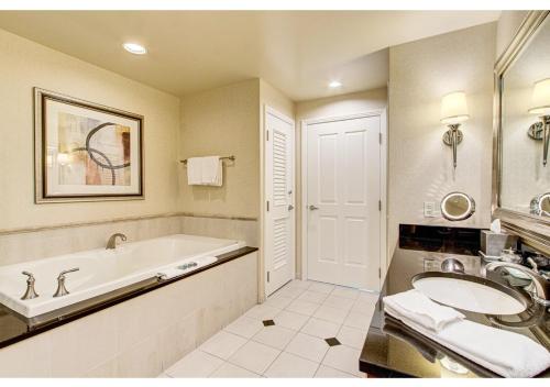 MGM Signature Top Floor 1 BR 2 BA Penthouse with Balcony, Strip and Sphere Views, Las Vegas (foto 10)