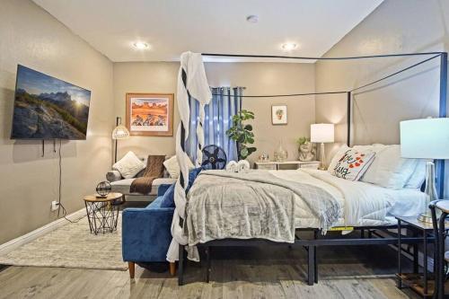 Loveshack Studio & Bathtub near the Plaza District in Oklahoma City, USA