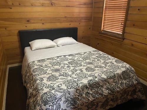 Cabin near Bolder Bay Lake and Village in Big Bear Lake, USA