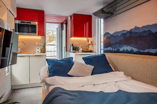 Romantic houseboat in Prague with paddle boat, Prague (photo 8)