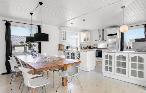 Kitchen, 5 Bedroom Lovely Home In Allinge in Tejn