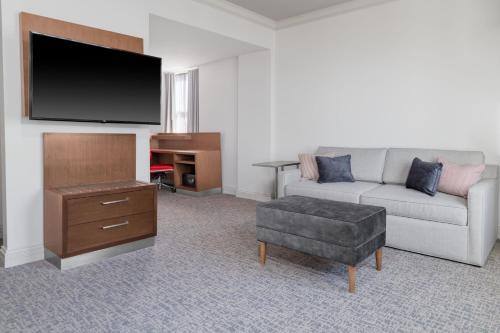 King Room with Sofa Bed room in Courtyard by Marriott St. Louis Downtown/Convention Center