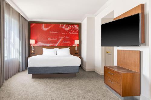 King Room with Sofa Bed image 7