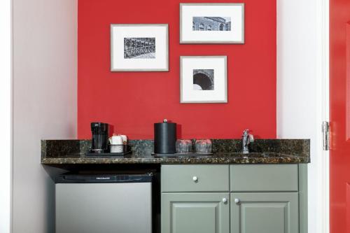 Standard King Room image 2