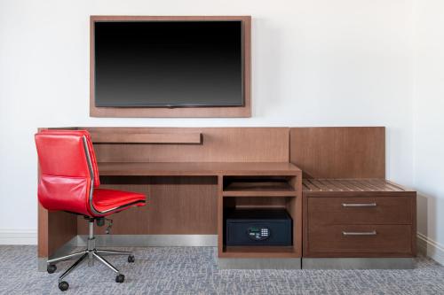 Standard King Room image 3