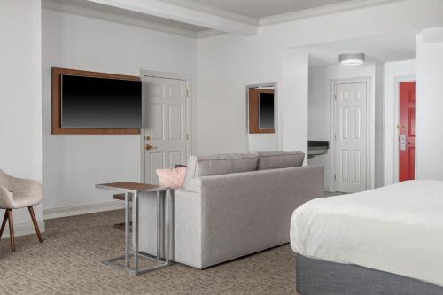 Junior Suite, 1 King, Sofa bed  image 4