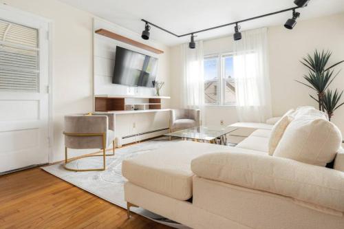 Prime Luxury NY w Free Parking and Mins to Downtown in White Plains, USA