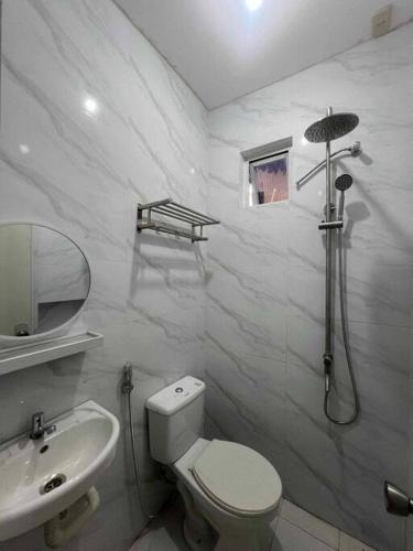 Private Resort Overlooking Taal Lake  in Dumuclay