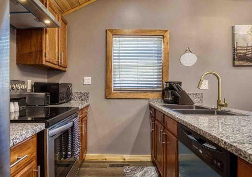 Country Cabin, Fenced area for pets, Hot Tub, Arcade!!!